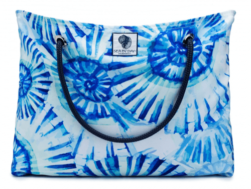 Stylish Beach Bag – Gifts for swimmers who like the beach